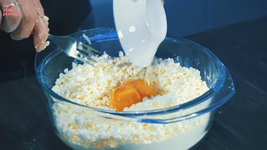 Шаг 9 приготовления Творожные рогалики с вареньем, сахаром и ванилью