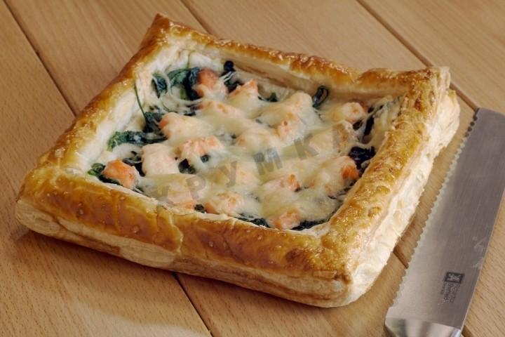 Шаг 10 приготовления Слоеный пирог с форелью и шпинатом