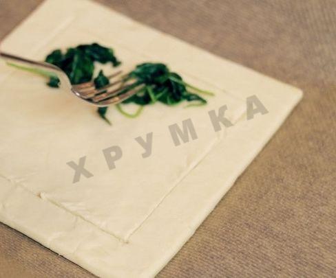 Шаг 5 приготовления Слоеный пирог с форелью и шпинатом