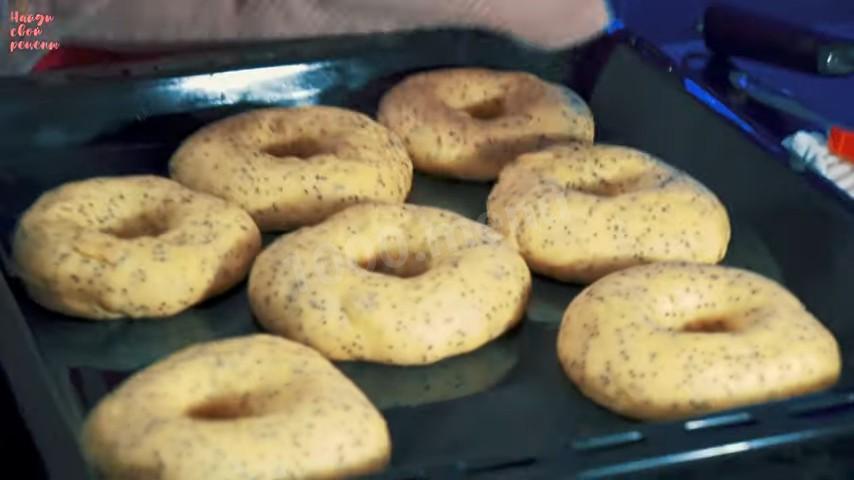 Шаг 23 приготовления Бублики с маком на молоке