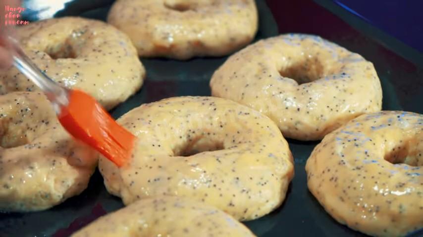 Шаг 26 приготовления Бублики с маком на молоке