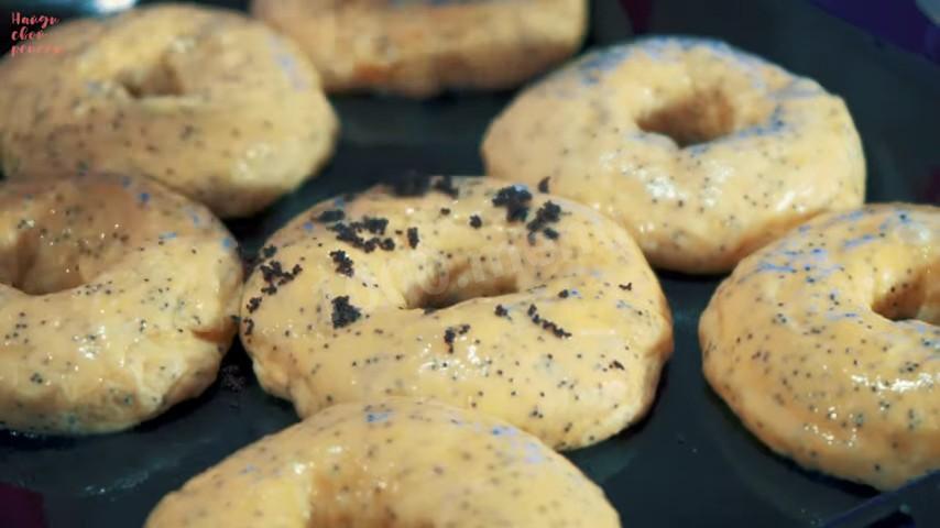 Шаг 27 приготовления Бублики с маком на молоке