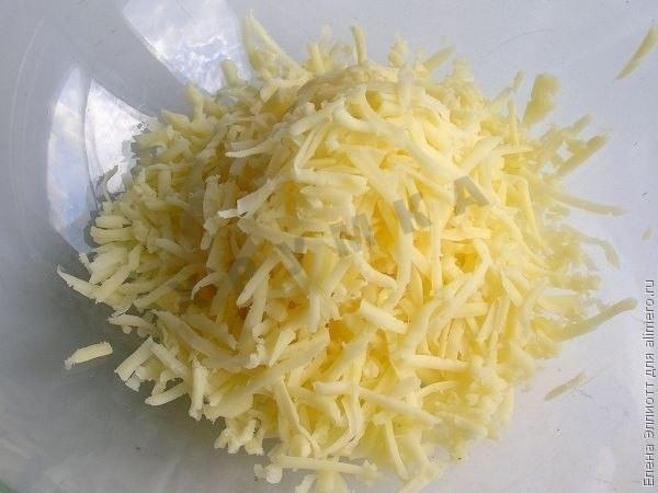 Шаг 1 приготовления Хачапури из тертого картофеля с сыром и чесноком