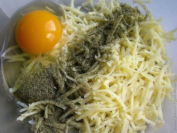 Шаг 2 приготовления Хачапури из тертого картофеля с сыром и чесноком