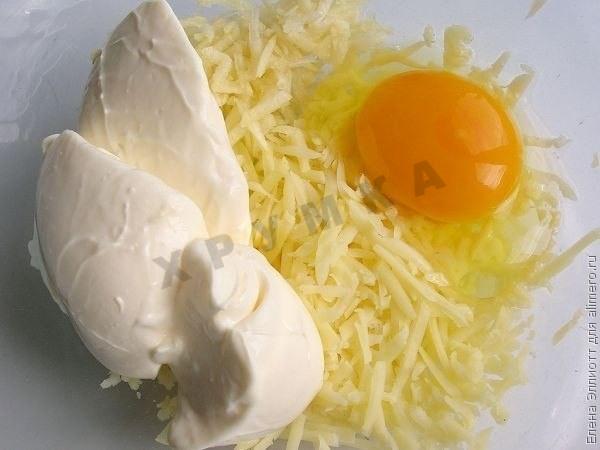 Шаг 3 приготовления Хачапури из тертого картофеля с сыром и чесноком