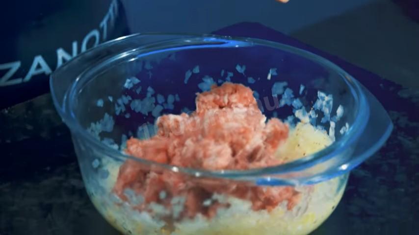 Шаг 11 приготовления Идеальные чебуреки с начинкой из мясного фарша
