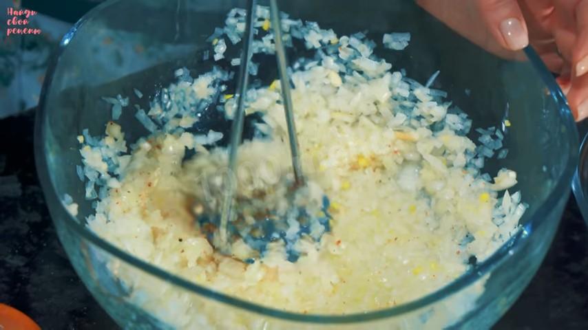 Шаг 17 приготовления Классические беляши с сочной мясной начинкой