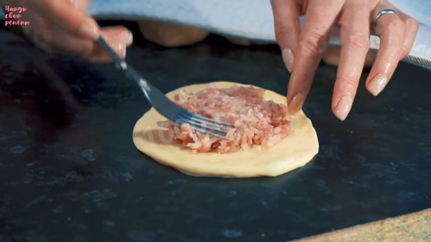 Шаг 23 приготовления Классические беляши с сочной мясной начинкой
