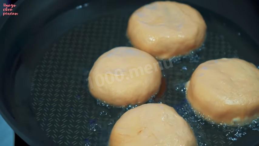 Шаг 26 приготовления Классические беляши с сочной мясной начинкой