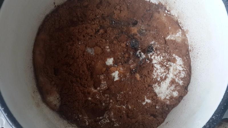 Шаг 2 приготовления Шоколадные маффины с какао и изюмом