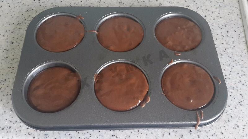 Шаг 3 приготовления Шоколадные маффины с какао и изюмом