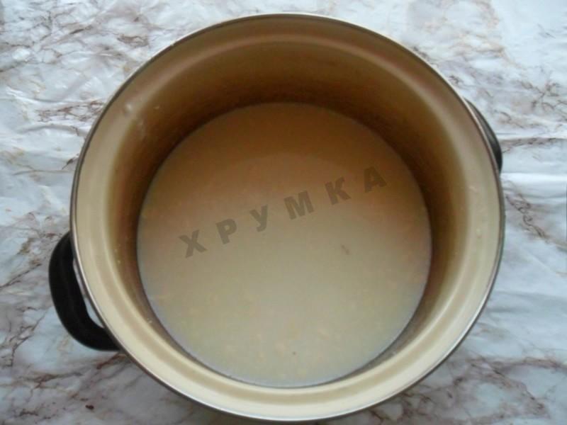 Шаг 2 приготовления Простой пирог на кефире с абрикосовым вареньем
