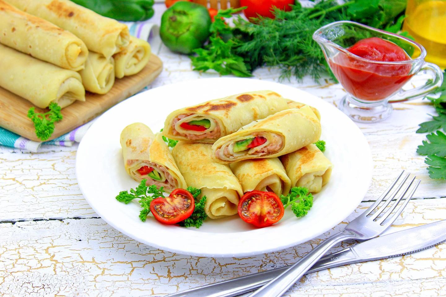 Обложка рецепта Блины с колбасой и сыром