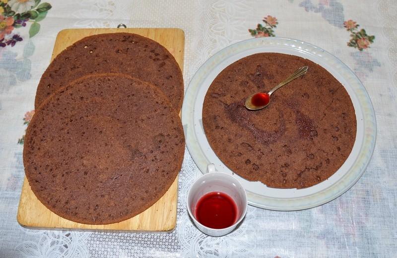 Шаг 12 приготовления Вишнево-шоколадный торт с кремом из сметаны