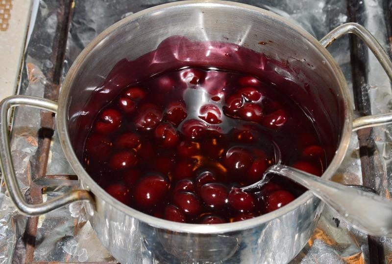 Шаг 14 приготовления Вишнево-шоколадный торт с кремом из сметаны