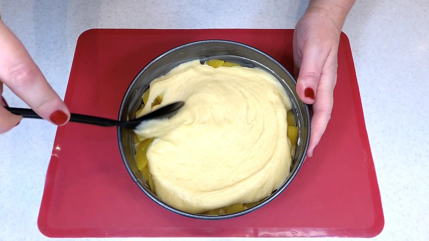 Шаг 10 приготовления Пирог с консервированными персиками Каравай без дрожжей