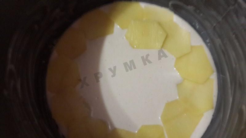 Шаг 10 приготовления Наливной пирог с белыми грибами и плавленым сыром