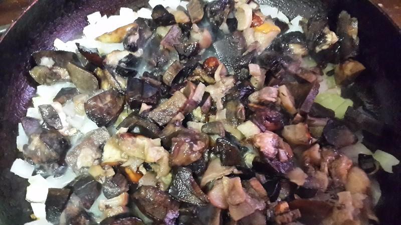 Шаг 3 приготовления Наливной пирог с белыми грибами и плавленым сыром