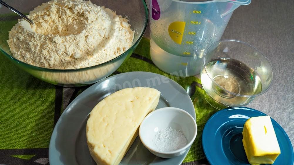 Шаг 1 приготовления Лепёшки с начинкой из твердого сыра на сковороде