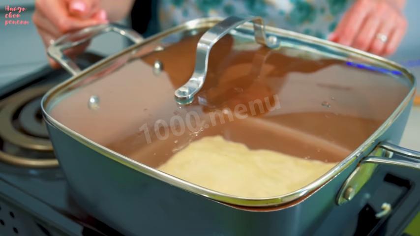 Шаг 13 приготовления Лепёшки с начинкой из твердого сыра на сковороде