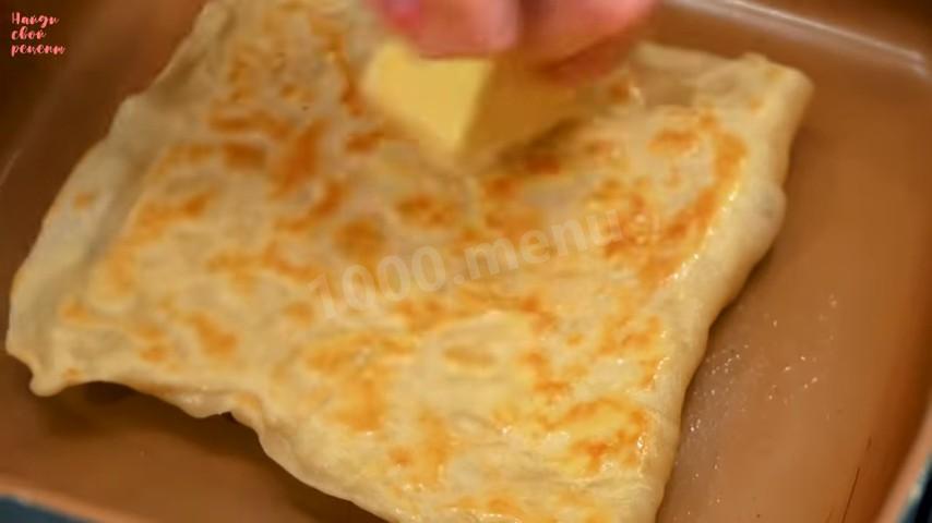 Шаг 15 приготовления Лепёшки с начинкой из твердого сыра на сковороде