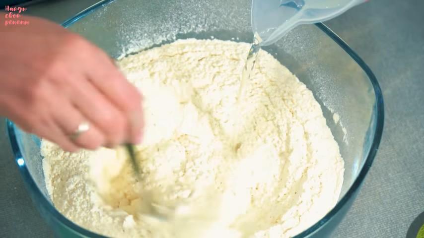 Шаг 3 приготовления Лепёшки с начинкой из твердого сыра на сковороде