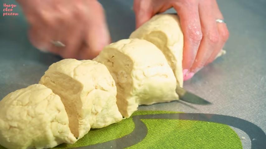 Шаг 6 приготовления Лепёшки с начинкой из твердого сыра на сковороде