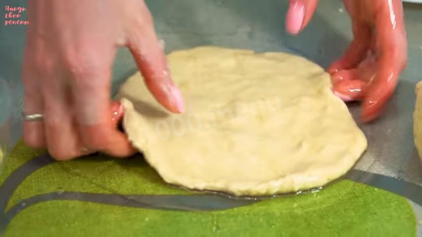 Шаг 7 приготовления Лепёшки с начинкой из твердого сыра на сковороде