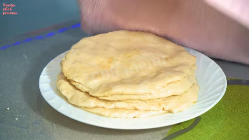 Шаг 8 приготовления Лепёшки с начинкой из твердого сыра на сковороде
