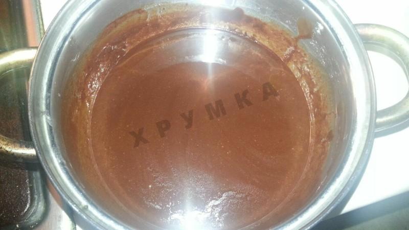 Шаг 4 приготовления Кексы из теста с шоколадом и какао в формочках