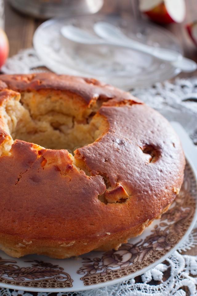 Шаг 8 приготовления Шарлотка с яблоками на кефире со сметаной