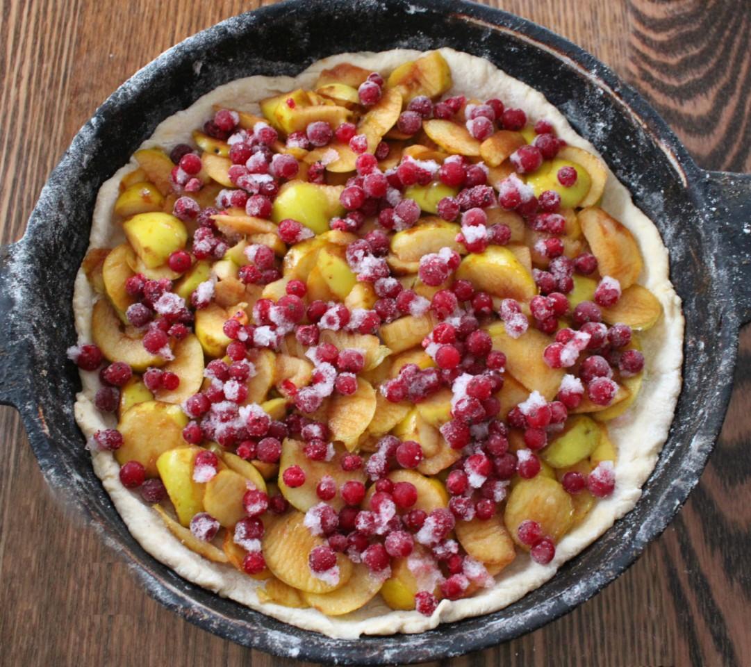 Шаг 9 приготовления Пирог с клюквой и яблоками
