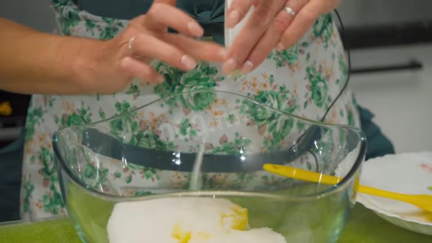 Шаг 5 приготовления Элитный банановый пирог с лимонной заливкой