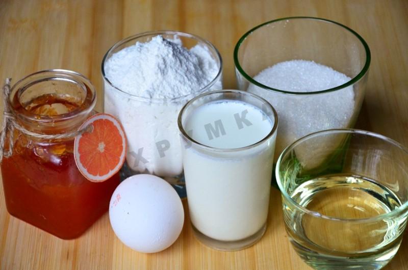 Шаг 1 приготовления Маффины на кефире с начинкой из джема
