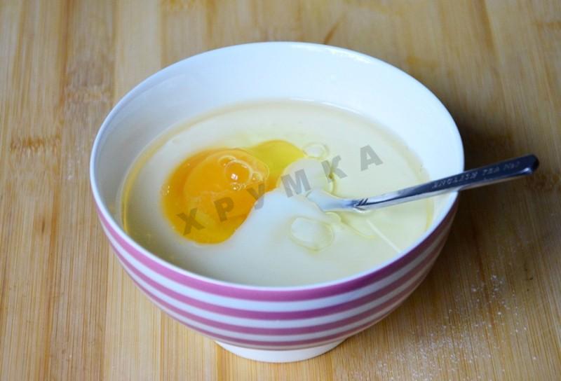 Шаг 3 приготовления Маффины на кефире с начинкой из джема