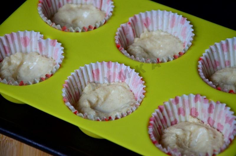 Шаг 6 приготовления Маффины на кефире с начинкой из джема