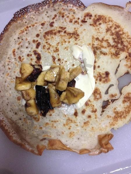 Шаг 6 приготовления Блинчики с бананами черносливом и орехами