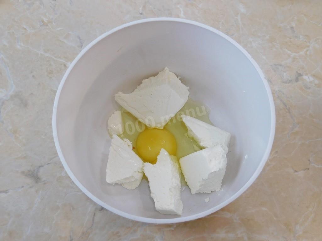 Шаг 1 приготовления Сырники с манкой и творогом жареные на сковороде