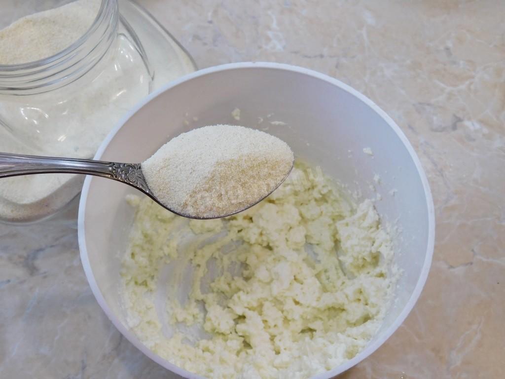 Шаг 3 приготовления Сырники с манкой и творогом жареные на сковороде