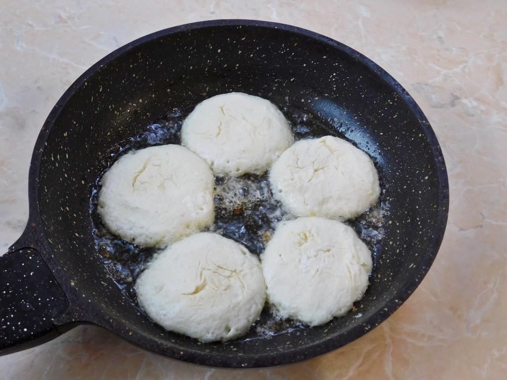 Шаг 5 приготовления Сырники с манкой и творогом жареные на сковороде