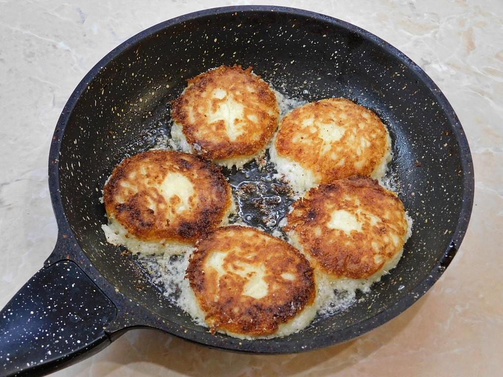 Шаг 6 приготовления Сырники с манкой и творогом жареные на сковороде