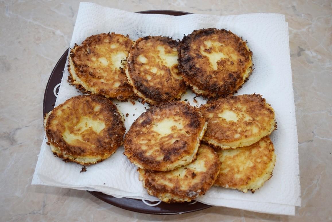 Шаг 7 приготовления Сырники с манкой и творогом жареные на сковороде