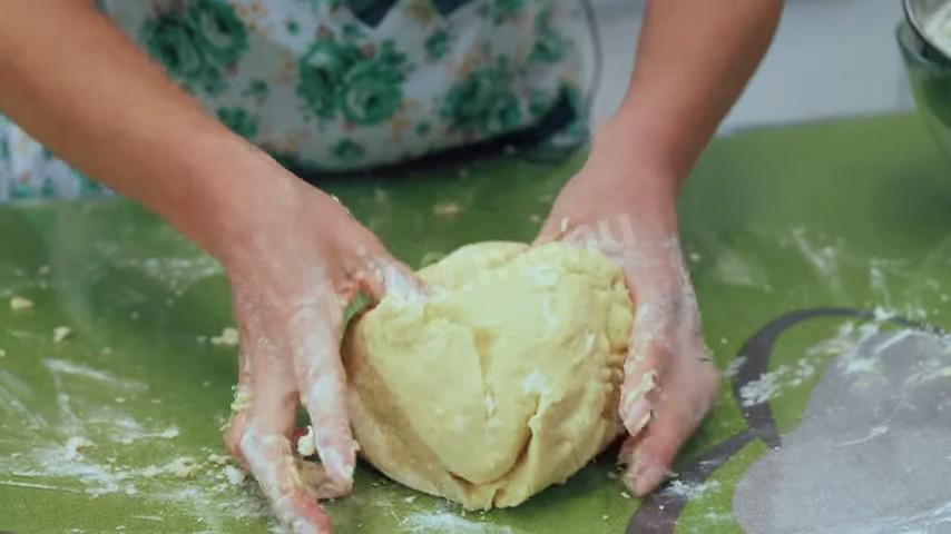 Шаг 12 приготовления Сахарные слойки с варёным сгущенным молоком