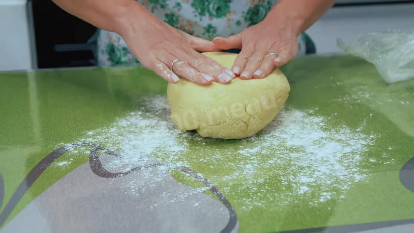 Шаг 13 приготовления Сахарные слойки с варёным сгущенным молоком