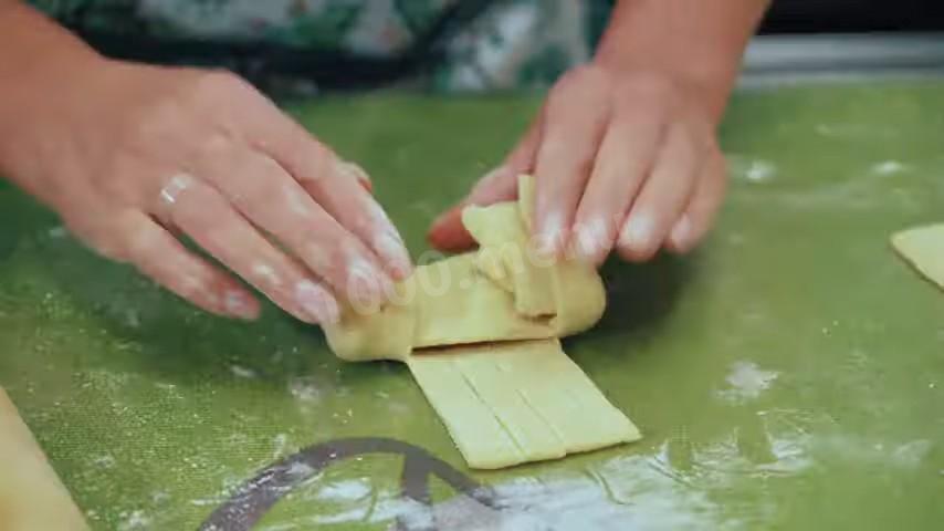 Шаг 18 приготовления Сахарные слойки с варёным сгущенным молоком