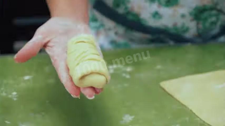 Шаг 19 приготовления Сахарные слойки с варёным сгущенным молоком