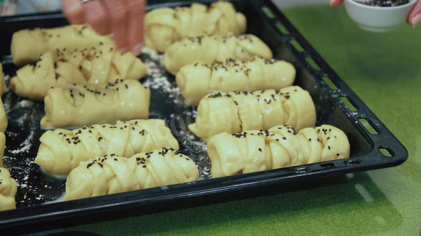 Шаг 24 приготовления Сахарные слойки с варёным сгущенным молоком