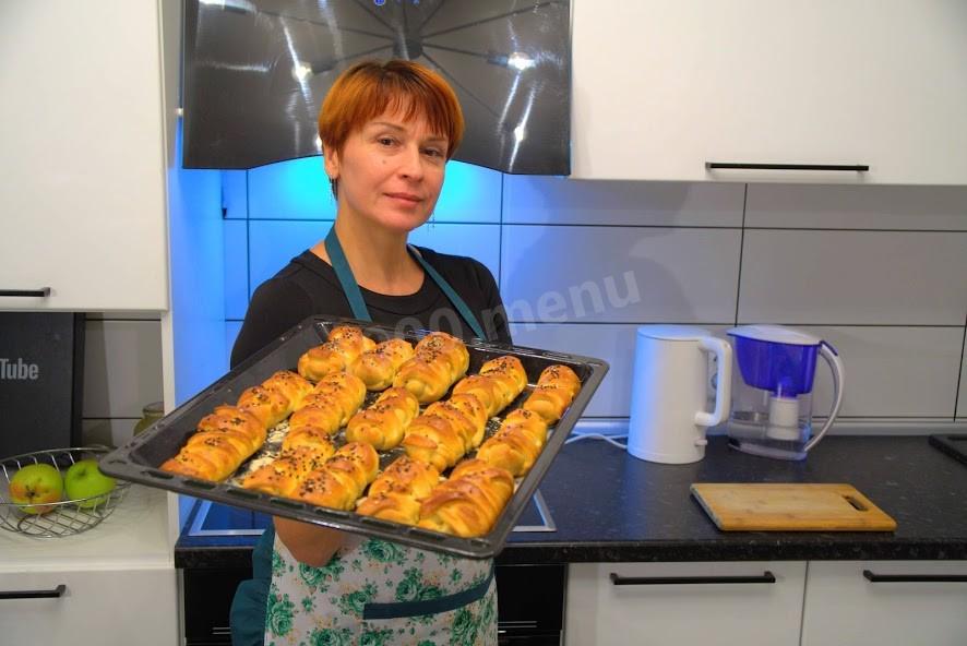 Шаг 27 приготовления Сахарные слойки с варёным сгущенным молоком