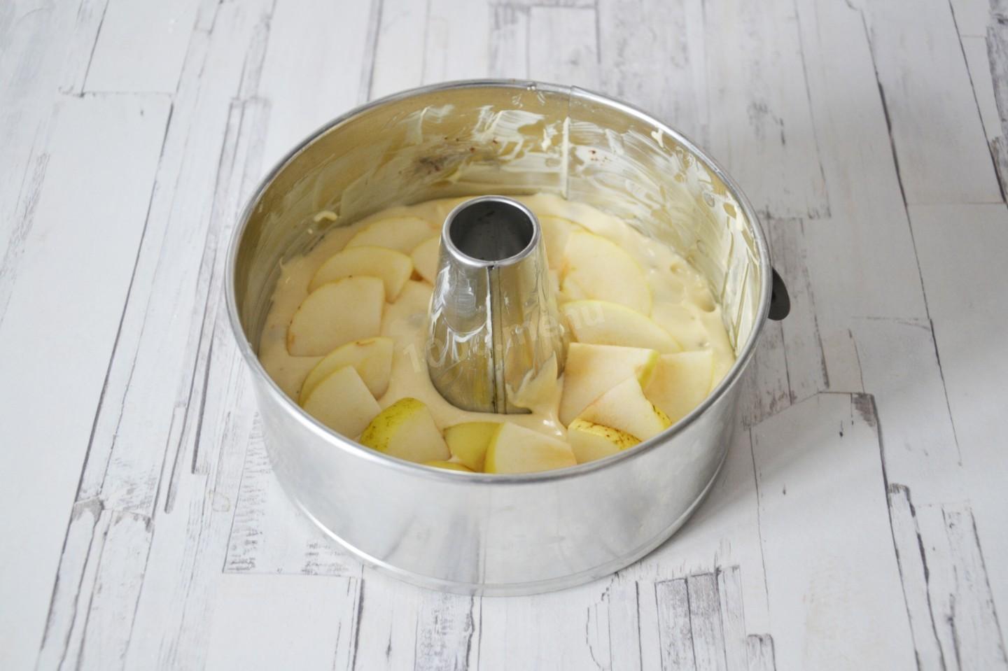 Шаг 8 приготовления Шарлотка с фруктами и клюквой
