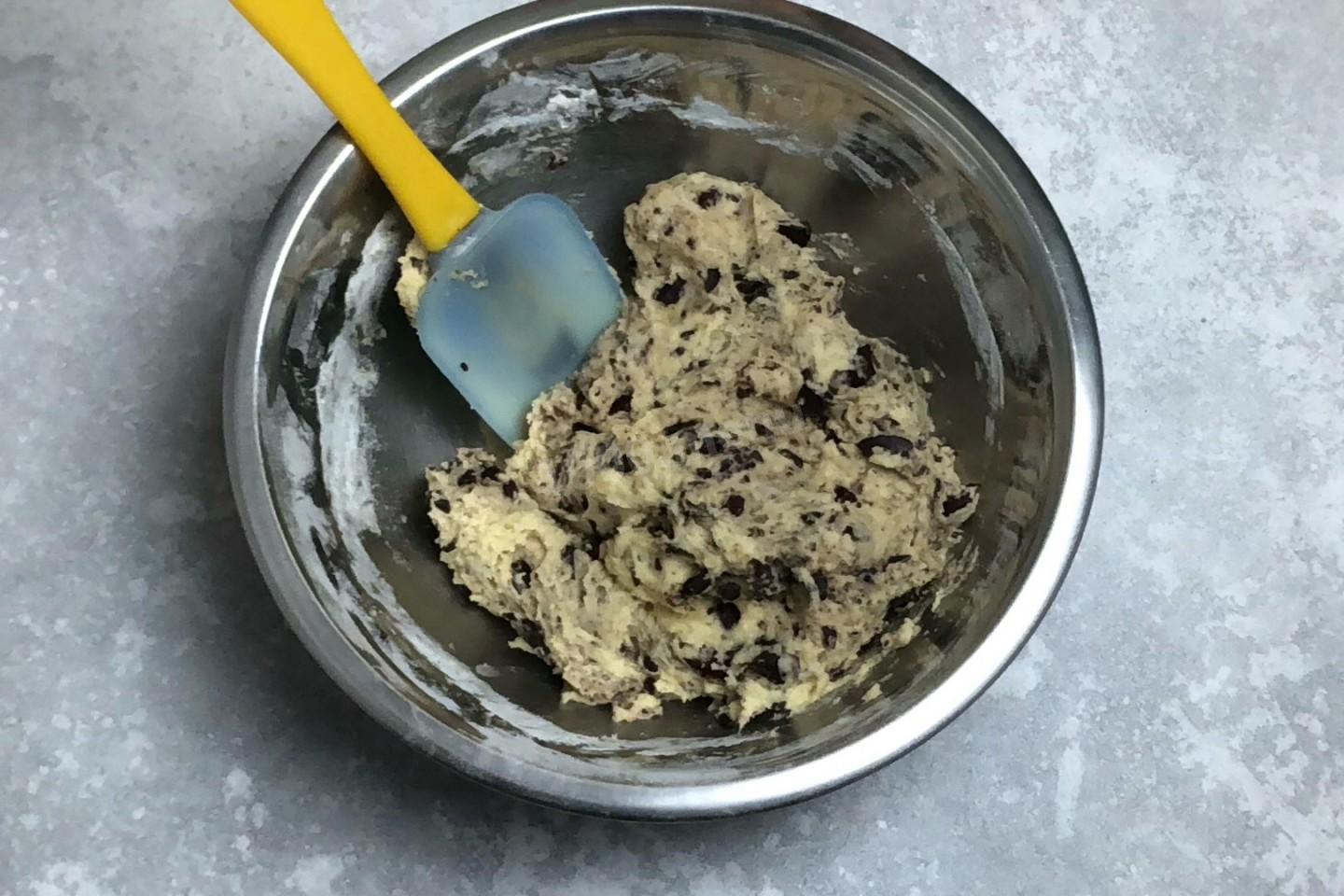 Шаг 8 приготовления Печенье с шоколадной крошкой
